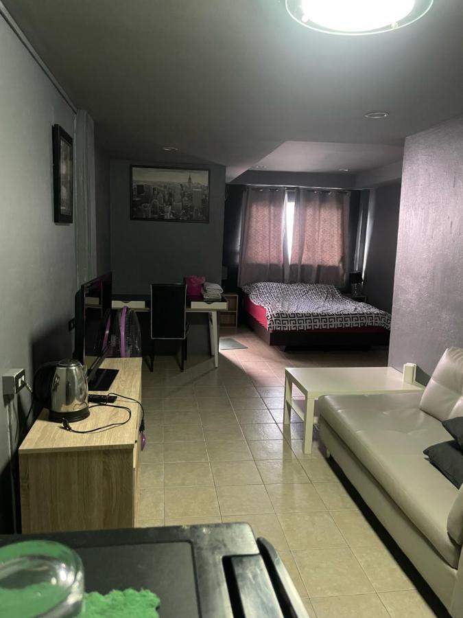 Happy Apple Guesthouse Pattaya Exteriör bild