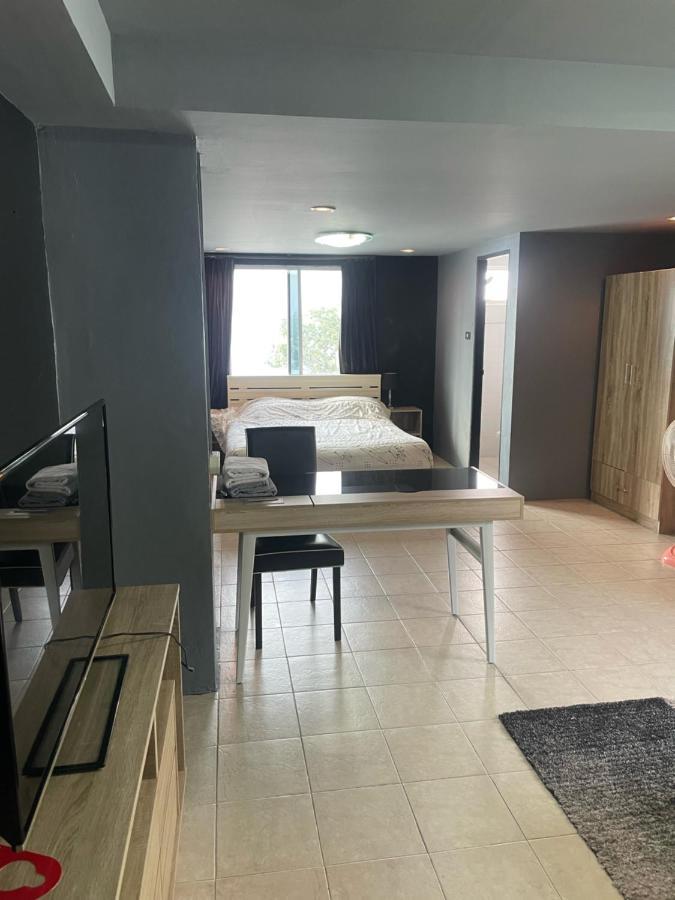 Happy Apple Guesthouse Pattaya Exteriör bild