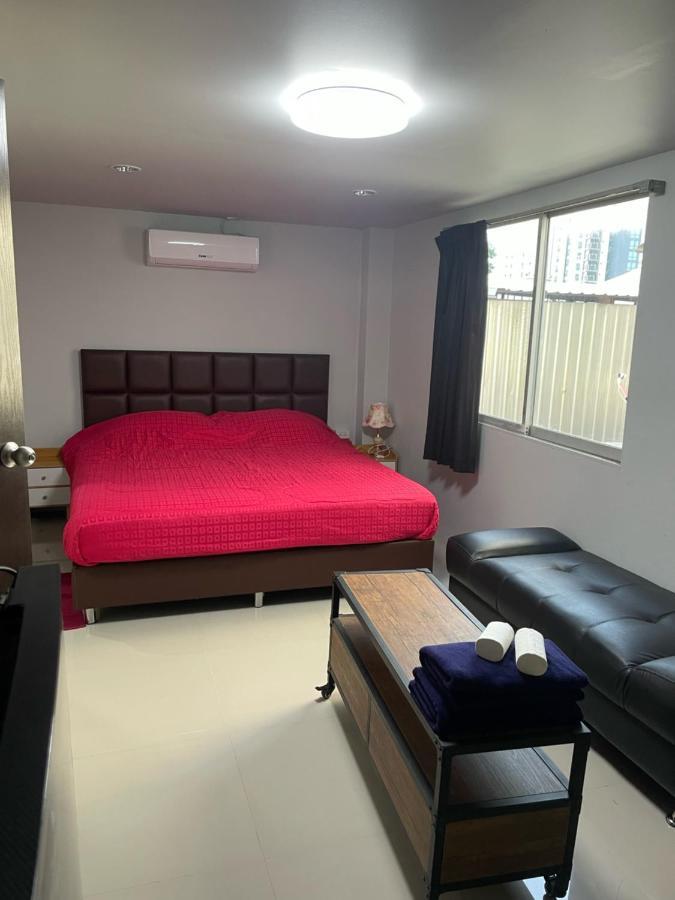 Happy Apple Guesthouse Pattaya Exteriör bild